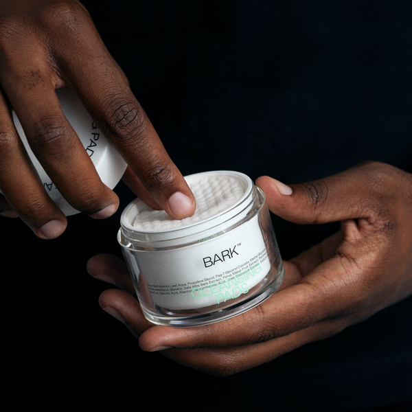 BARK™DNA Cleansing Pads i hænder